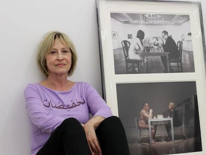 La croata Saja Ivekovic, con una de las obras que se exponen en la galería Visor de Valencia.