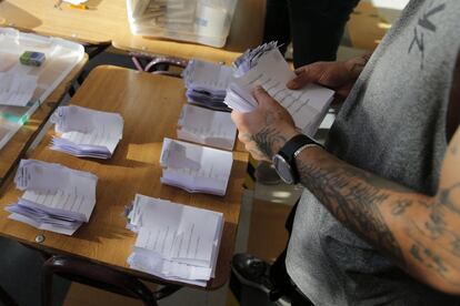 A diferencia de otros países de Latinoamérica,  el Gobierno y las autoridades electorales de Chile no acotumbran a entregar información sobre proyecciones de porcentajes de participación en el transcurso de la jornada electoral.