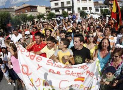 Vecinos de El Barraco celebran  en la plaza de la Constitución el triunfo de Carlos Sastre.