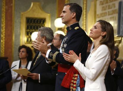 Los Reyes, Don Felipe y Doña Letizia, junto al presidente del Congreso de los Diputados, Jesús Posada, durante el acto de proclamación ante las Cortes Generales del Rey Felipe VI, en presencia de cerca de mil invitados entre miembros de la Familia Real, parlamentarios, ministros, presidentes autonómicos y expresidentes del Gobierno.