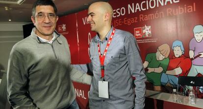 Patxi López, a la izquierda, junto al nuevo secretario general de las Juventudes Socialistas de Euskadi, Alain Coloma.