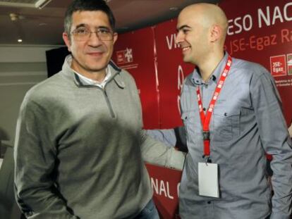 Patxi López, a la izquierda, junto al nuevo secretario general de las Juventudes Socialistas de Euskadi, Alain Coloma.