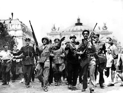 Gendarmes y resistentes franceses con un prisionero alemán, durante la liberación de París el 25 de agosto de 1944.