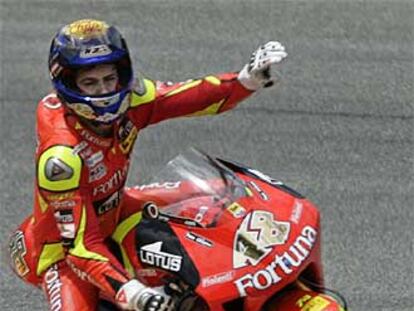 Jorge Lorenzo da la vuelta de honor.