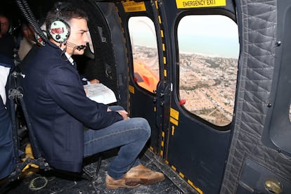 Pedro Sánchez ha visitado este sábado las zonas afectadas. El presidente se ha desplazado a Orihuela, uno de los puntos más devastados por las lluvias, acompañado por los ministros Ábalos y Grande-Marlaska y ha manifestado que el Gobierno atenderá las necesidades del municipio tras los daños sufridos. "Vamos a estar ahí", ha dicho el presidente a algunos vecinos que se encontraban ante el Ayuntamiento. Sánchez ha sobrevolado además en helicóptero el sur de la provincia de Alicante para observar el alcance de las inundaciones.