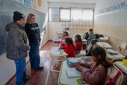 Unicef supervisa la entrega de útiles escolares en el norte de la provincia de Salta.