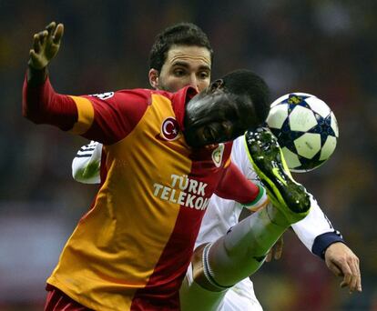 Eboue con Higuain.