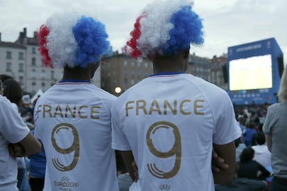 Football Soccer - France v Romania - EURO 2016 - Group A - Lyon, France - 10/6/16  France soccer fans watch match at the fan zone in Lyon.   REUTERS/Robert Pratta  