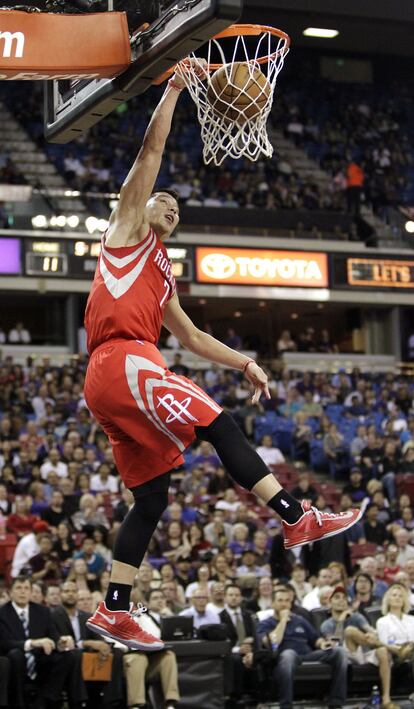 Jeremy Lin, de los Rockets, machaca en el duelo contra los Kings.