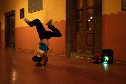 Un bailarín hace 'break dance' en la calle.