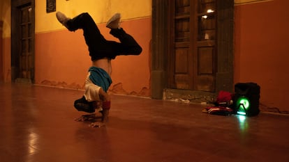 Un bailarín hace 'break dance' en la calle.