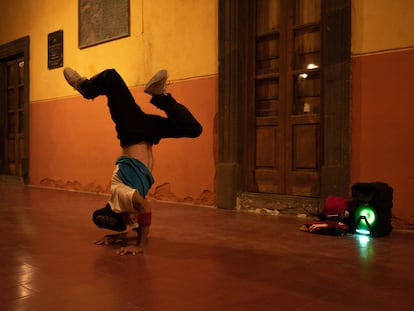 Un bailarín hace 'break dance' en la calle.