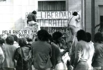 Estudantes colocam faixa na PUC-SP em 1977. 