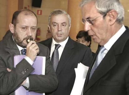 Ricardo Varela, Manuel Vázquez y Emilio Pérez Touriño, ayer en Santiago, al término del Consello de la Xunta.