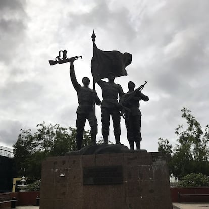 Monumento conmemorativo del Golpe de la Libertad en la ciudad de Bata.