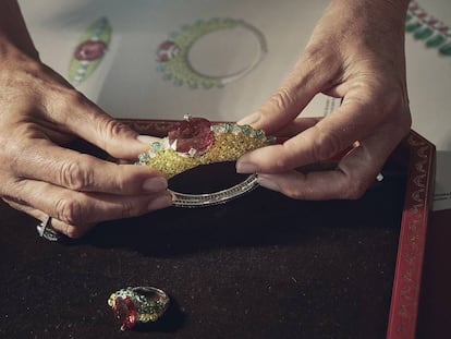 Conjunto de anillo y pulsera en oro blanco, con una rubelita, crisoberilos, turmalinas y diamantes. El personal muestra las piezas y los bocetos de las mismas para explicar el proceso creativo a los presentes.