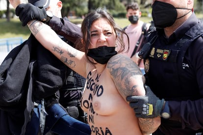 La policía nacional detiene a una de las activistas de Femen.