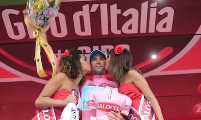 Nibali celebra el liderato de la carrera en el podio.