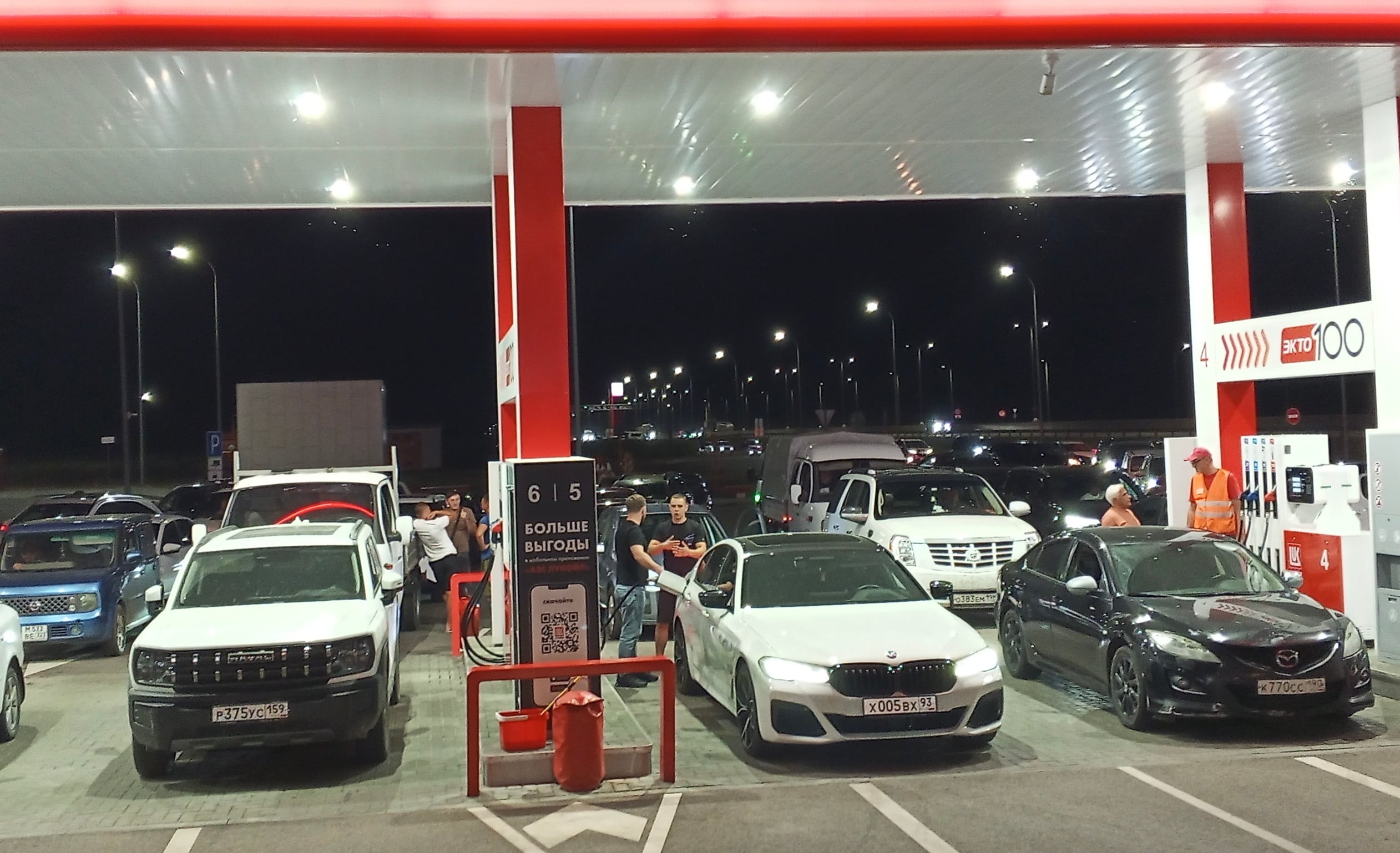 La crisis del combustible se agudiza en Rusia: colas enormes y racionamiento en las gasolineras por todo el país