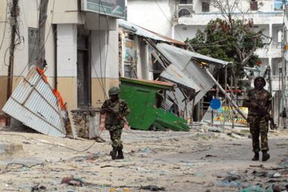 Soldados de la misión de la Unión Africana patrullan, ayer, el mercado de Bakara en Mogadiscio.