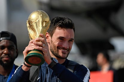 Hugo Lloris smiles ofrece la copa de campeones del mundo tras llegar al aeropuerto Roissy Charles de Gaulle en París. 