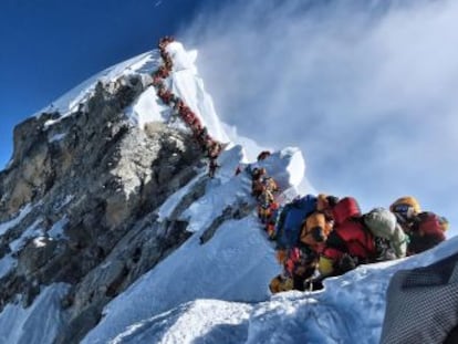 O escalador nepalês Nirmal Purja conta como capturou a imagem da aglomeração no topo do mundo e tentou organizar aquele caos