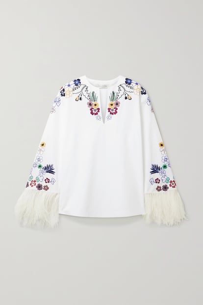 Nunca lo bohemio había sido tan chic como en esta camisa con bordados de flores y plumas en las mangas de Valentino. 2.390€.