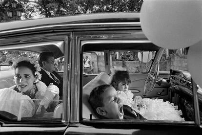 Esperando al novio. La Habana, Cuba (1999). 