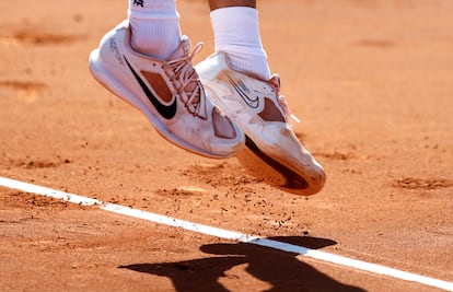 Carlos Alcaraz salta durante el torneo. 