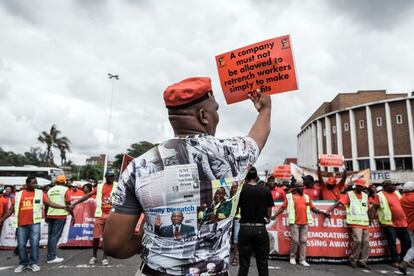 Los miembros del Congreso de Sindicatos de Sudáfrica (COSATU) sostienen pancartas y gritan consignas durante una manifestación en Durban (Sudáfrica)