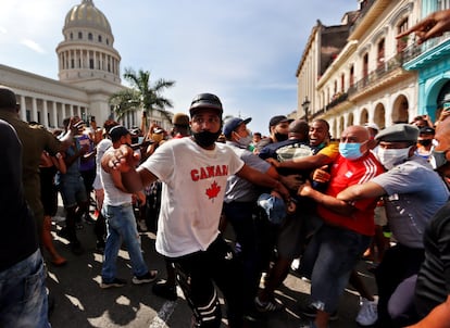 Policías arrestan a manifestantes frente al Capitolio de Cuba, en La Habana.