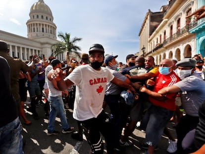 Policiais prendem manifestantes diante do Capitólio de Cuba, em Havana.