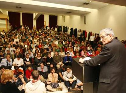 Amartya Sen se dirige a estudiantes y profesores de la Facultad de Económicas de la Universidad Complutense de Madrid.