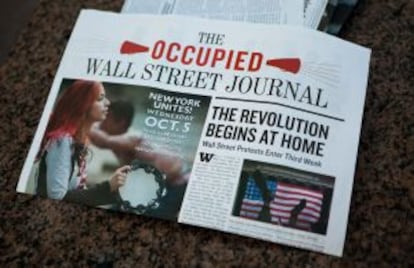 Miembros de Occupy Wall Street publican un periódico con el nombre 'The Occupied Wall Street Journal' donde hacen un recuento de las tres semanas de protestas