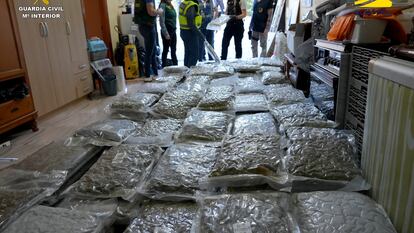 Marihuana envasada al vacío intervenida por la Guardia Civil en la Operación Argay contra el narcotráfico turco, en una imagen facilitada por el instituto armado.