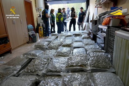 Marihuana envasada al vacío intervenida por la Guardia Civil en la Operación Argay contra el narcotráfico turco, en una imagen facilitada por el instituto armado.