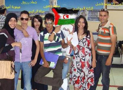 Grupo de siete jóvenes saharauis, el miércoles, en el aeropuerto de Agadir, cuando aún creían que iba a poder volar a Londres