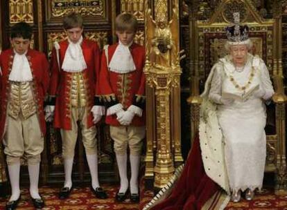 La reina Isabel II lee su tradicional discurso en la Cámara de los Lores.