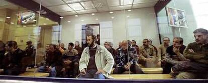 El grupo de acusados del 11-M, con Rabei Osman, <i>El Egipcio,</i> en el centro, con cazadora blanca, ayer poco después de arrancar el juicio.