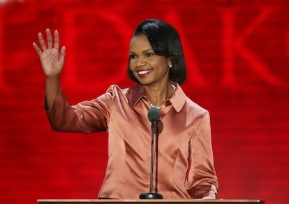 Condoleezza Rice saluda al público durante su alocución en Tampa.