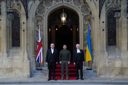 El presidente de la Cámara de los Comunes, Lindsay Hoyle, y el presidente de la Cámara de los Lores, Lord McFall, dan la bienvenida al presidente de Ucrania, Volodímir Zelenski, en la Abadía de Westminster, este miércoles.