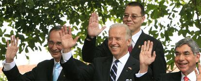 Joe Biden, en el centro (abajo), flanqueado por Álvaro Colom (izquierda) y Óscar Arias.