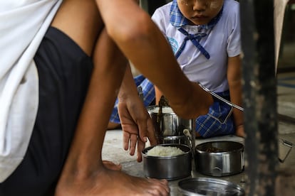 Estudiantes de Myanmar comen arroz durante la hora del almuerzo en uno de los colegios para personas refugiadas en Tailandia.