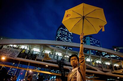 Un activista prodemocracia levanta un paraguas, símbolo de esta protesta, en Hong Kong.