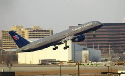 United Airlines, en bancarrota, lanza un servicio de 'e-mail' de pago a bordo