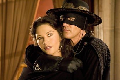 La actriz británica Catherine Zeta-Jones y el actor español en la película 'La leyenda del Zorro', dirigida por Martin Campbell.