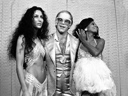Cher, Elton John e Diana Ross posam no Rock Music Awards de 1975. Os dois primeiros foram acusados de incluir referências ofensivas em relação a minorias raciais em suas letras.