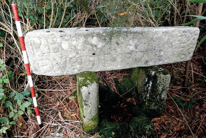 A stone with engravings now located at the Fountain of San Xoán was once part of the chapel of Castro Valente.