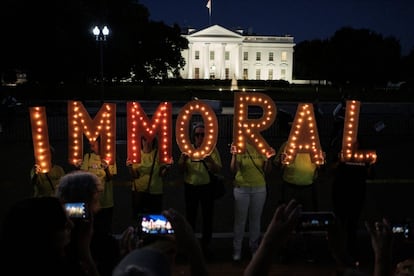 En Washington, centenares de personas se concentraron en Lafayette Square, una plaza a escasos pasos de la Casa Blanca, en respuesta a una convocatoria celebrada 10 días después de que una auditoría a estos centros denunciara las condiciones de hacinamiento en las que se encuentran los detenidos.