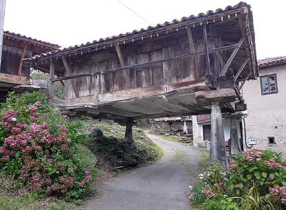 La calle pasa por debajo de la construcción típica asturiana.